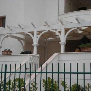 Porticato in legno bianco